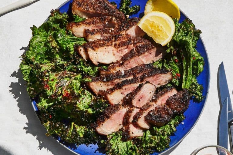 Стейки из свинины с горчичной зеленью, приготовленные на гриле