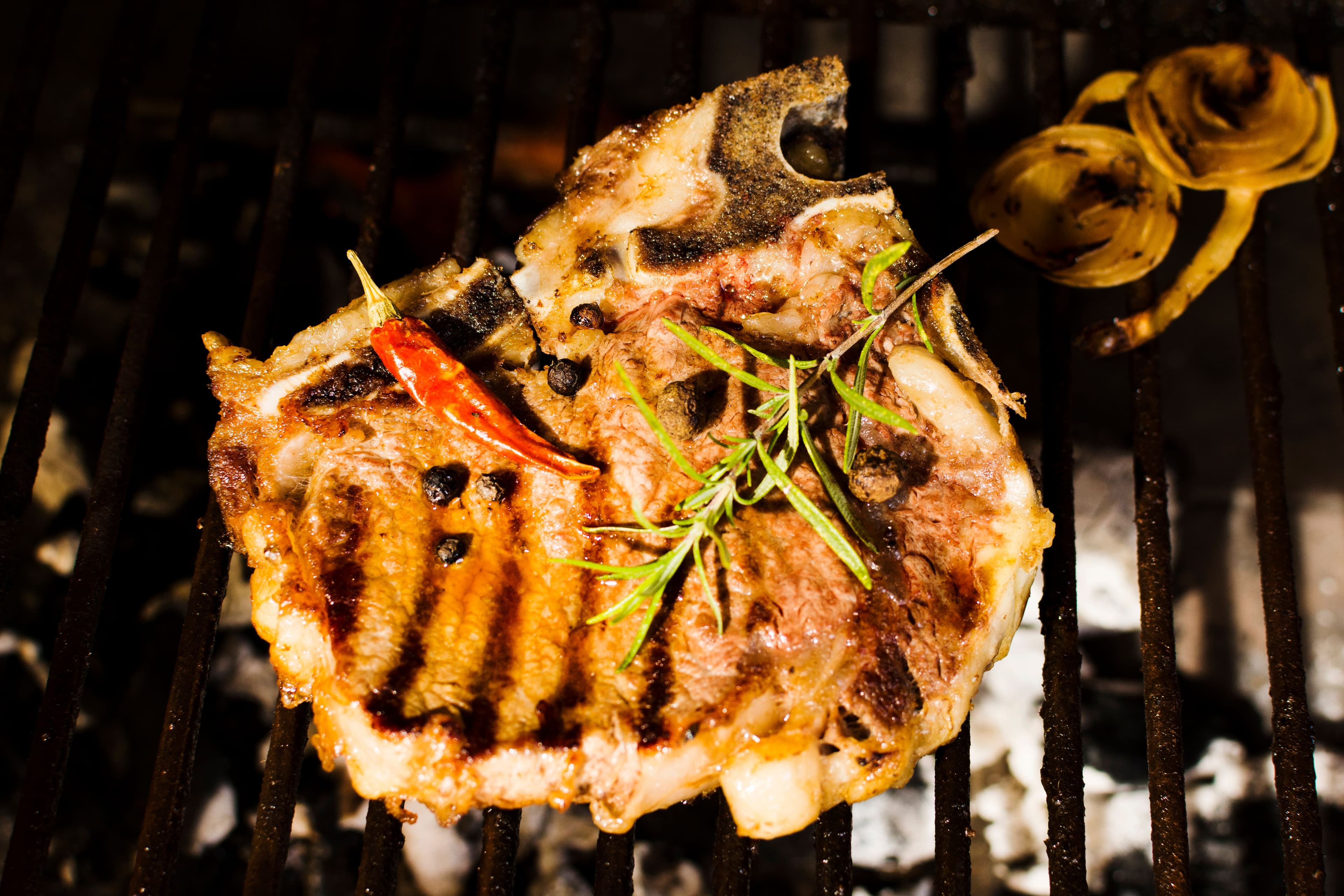 Свиные отбивные на гриле