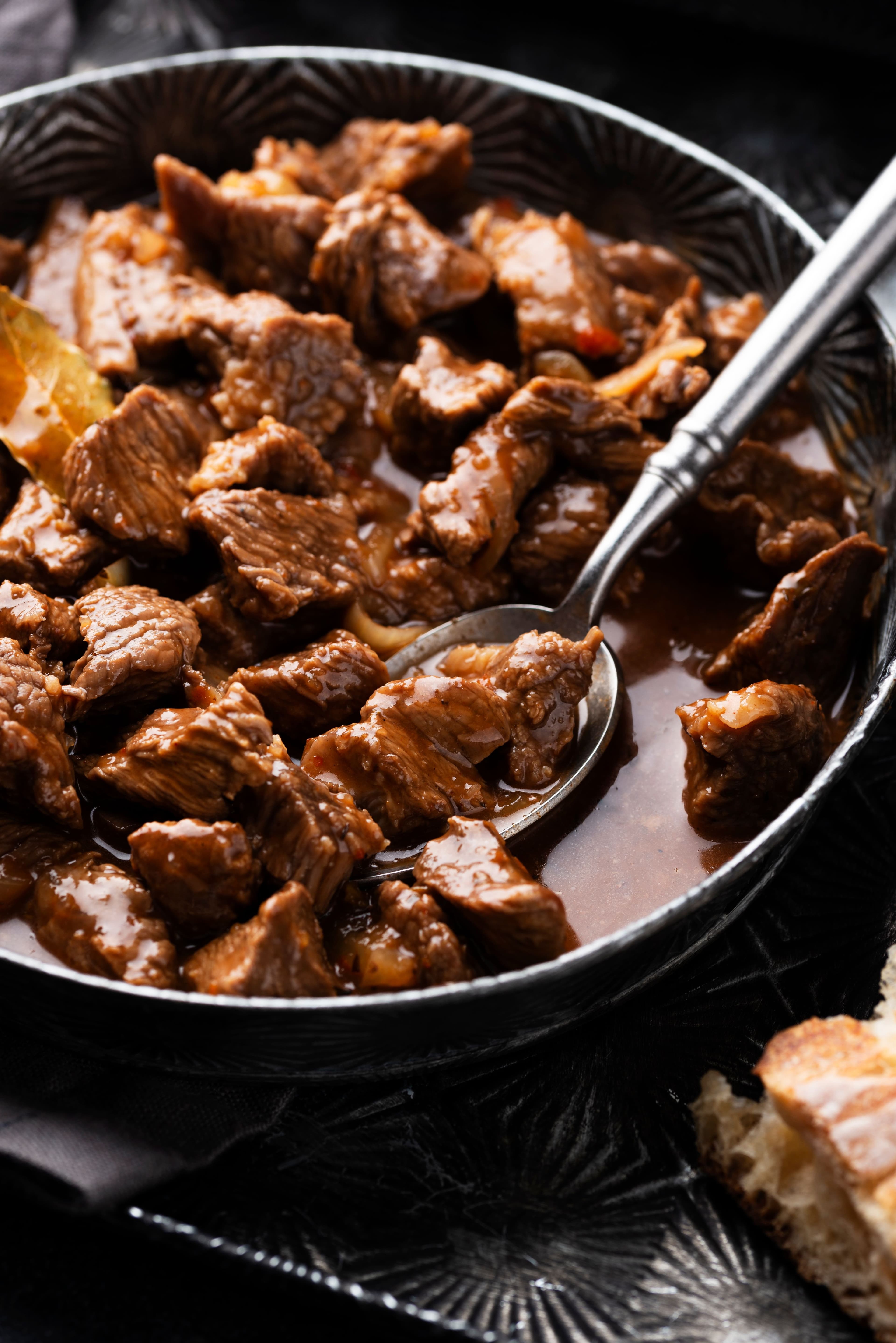 Тушеная говядина с сальсой из манго