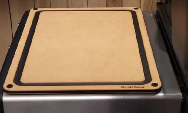 Подходит к грилю